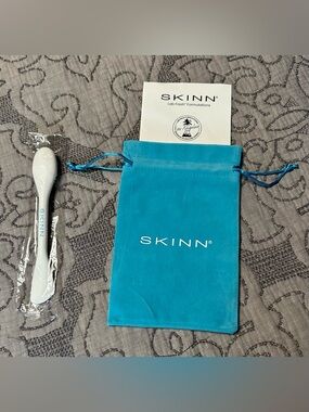 SKINN Turquoise Velvet Drawstring Pouch with White Pore Polish Wand Bundle